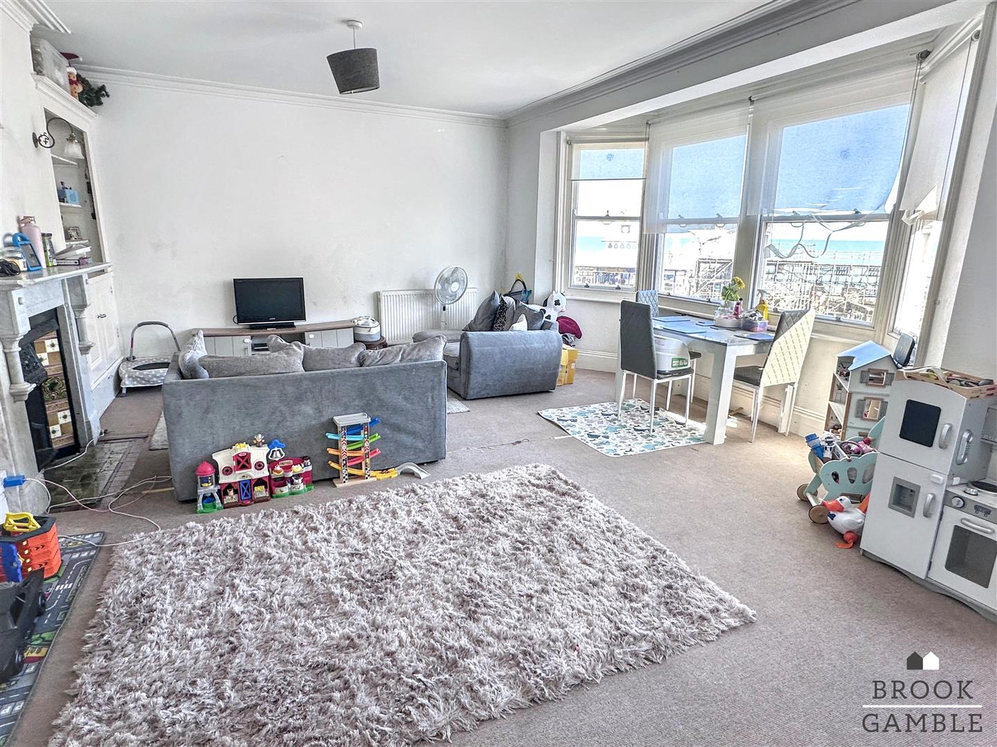 2 Bedroom Flat - Conversion. Elms Avenue in Eastbourne,  5